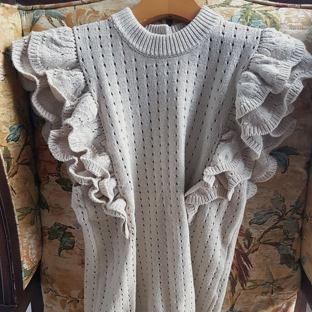 Ruffle sleeveless sweater w/buttons - M